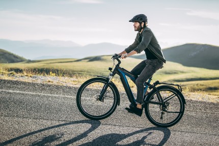 18_Supercharger_Mountain_electric-blue-metallic_outdoor